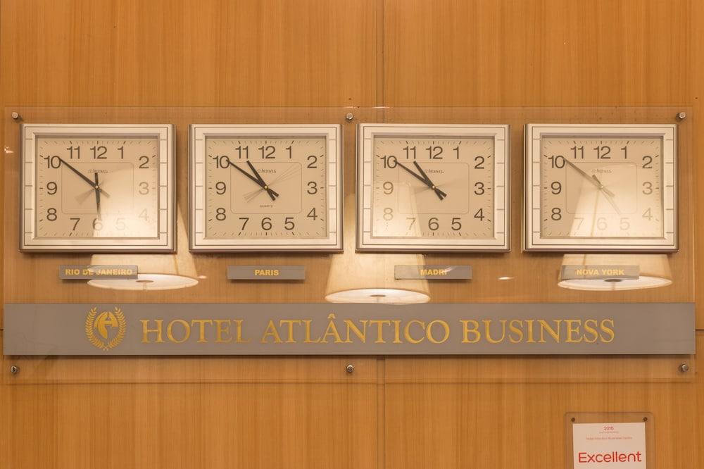 Hotel Atlantico Business Centro Rio de Janeiro Exterior photo The photo displays a wooden wall featuring three wall clocks. Each clock shows a different time, indicating that they are set to various time zones. Below the clocks, there is a sign that reads "HOTEL ATLÂNTICO BUSINESS." There are also two lamp fixt